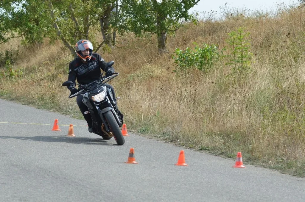 Élève moto sur le plateau entre les plots