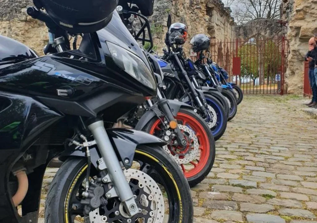 Motos-écoles alignées sur la piste