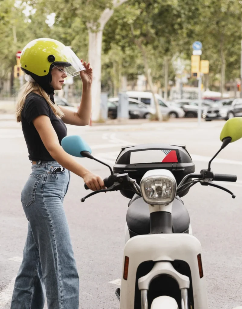 Jeune conductrice sur un scooter