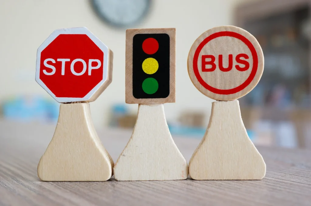 Panneaux de signalisation miniatures pour l’apprentissage du code