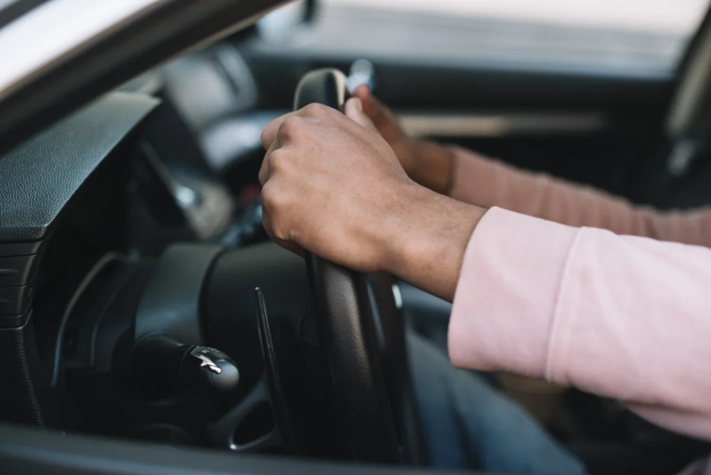 Mains d’un conducteur sur le volant