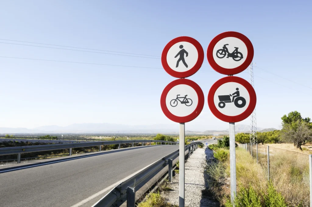 Panneaux de signalisation au bord d’une route